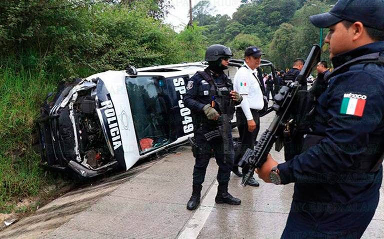 Dos policías heridos luego de volcar patrulla en carretera Xalapa-Coatepec