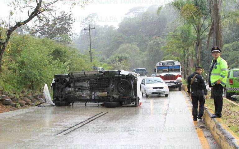 Tres accidentes en la Xalapa-Coatepec; una volcadura, choque contra las palmeras y un derrapado