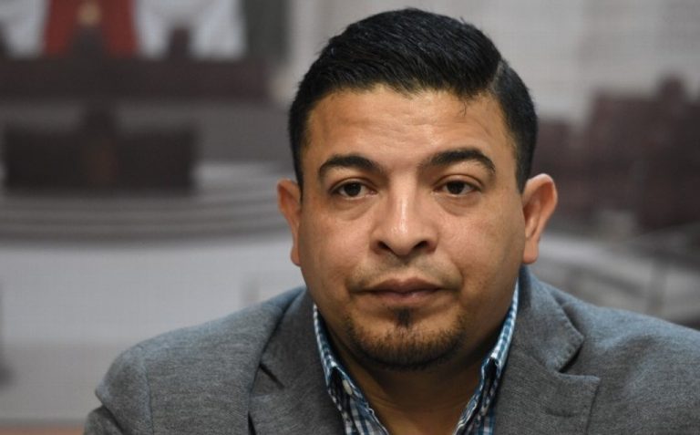 Para el Presidente de la Junta de Coordinación Política, Juan Javier Gómez Cazarín, la postura de Acción Nacional, que pedirá la desaparición de poderes en Veracruz e iniciará juicio político contra los diputados locales, es "de risa". Calificó como una locura que el PAN busque destituir a Cuitláhuac García Jiménez y adelantó que no buscará un amparo ante el amague de que mañana se iniciará el proceso legislativo en la Cámara Federal. Cabe recordar que este martes el senador Julen Rementería adelantó que, con el apoyo del CEN del PAN, pedirán la desaparición de poderes en Veracruz, y juicio político contra los diputados locales, luego de la destitución del Fiscal General Jorge Winckler. Su dicho fue motivo de burla del diputado local, quien le recordó que es conocido como el Senador Longaniza, luego de que exhibió en redes sociales las compras excesivas de la oficina de la presidencia. Y lo retó a presentar solicitud de juicio político contra sus compañeros del PAN que no respaldaron la desaparición de poderes en Mixtla de Altamirano, una acción que podría ser considerada de protección para la exalcaldesa y exfuncionaria del gobierno de Yunes Linares. “Tanto que hablaron de Andrés Manuel, creo que se están poniendo locos de verdad. Es de risa, no me quiero meter mucho en el tema, pero son acciones muy desafortunadas de los senadores panistas, lo que se hizo en Veracruz está bien fundamentado”. Recordó que ellos fueron los responsables de la separación temporal de Jorge Winckler, no tiene que involucrar al Ejecutivo, por lo que las acciones del PAN son mediáticas.