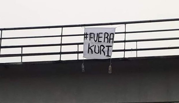 Aparecen mantas en puentes de Veracruz contra de Fidel Kuri