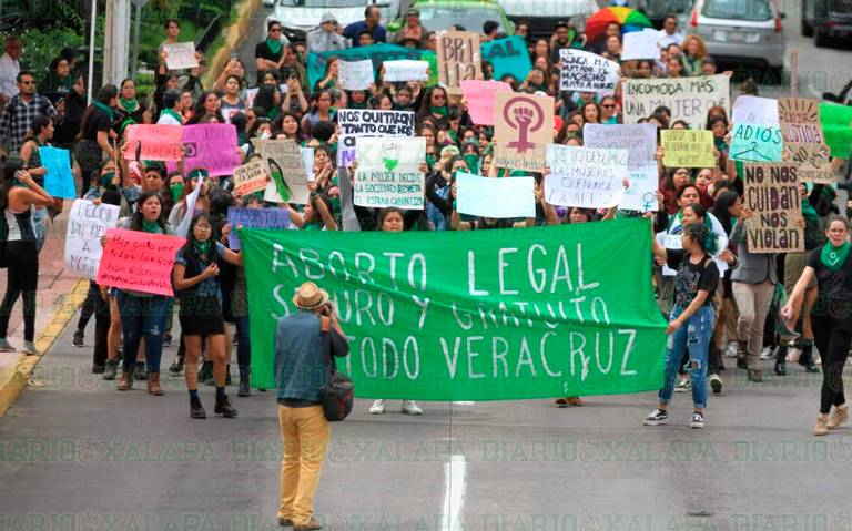 La marea verde en Xalapa: "Saquen sus rosarios de nuestros ovarios"