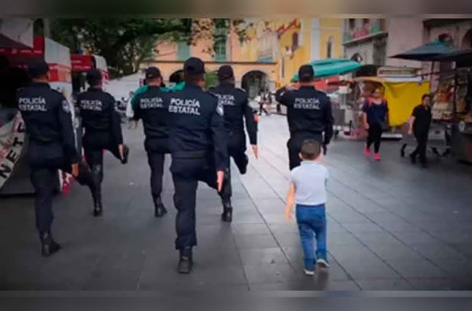 Niño hace honores a la bandera en Xalapa y se vuelve viral