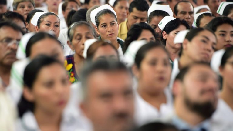 6 mil trabajadores del sector salud recibirán su base en arranque de programa, explica AMLO