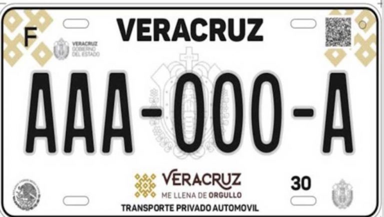 El programa de reemplacamiento vehicular no es obligatorio, aseguró el subsecretario de ingresos de la Secretaría de Finanzas y Planeación, Ricardo Rodríguez, quien precisó que se trata de un programa para actualizar el padrón vehicular y a quienes reemplaquen les condonarán adeudos de todas las tenencias, cambio de propietario, la baja del vehículo, recargos, actualizaciones y multas, por lo que sólo deberán pagar costo de placas y derechos vehiculares de cada año. Esto conforme al decreto sobre el reordenamiento vehicular llamado "Por tu seguridad, actualiza tu patrimonio 2019" y que detalla en su Artículo 5, que es voluntario: “El Programa” se realizará de manera voluntaria por los propietarios de vehículos del servicio privado en el periodo señalado en el artículo anterior, con lo cual recibirán beneficios fiscales adicionales.” El costo del reemplacamiento es de alrededor de mil 230 pesos, detalló Ricardo Rodríguez. El decreto establece en su Artículo 3: “Los propietarios de vehículos inscritos en el Registro Estatal de Contribuyentes en materia vehicular del servicio privado del Estado de Veracruz, que cuenten con placas de circulación emitidas en el último programa de canje masivo de 2011 y anteriores, que no realizaron el canje de placas en su oportunidad, podrán realizar el cambio de placas por haber finalizado su vigencia como lo establece la Norma Oficial Mexicana de la Secretaría de Comunicaciones y Transportes: NOM-001-SCT-2-2016.” Así, quienes tengan adeudos, les serán condonados, siempre y cuando reemplaquen el vehículo. Asimismo, el decreto señala que los dueños de autos del 2017 a l fecha podrán reemplacar voluntariamente con un 50% de descuento, según indica un fragmento del artículo 3: “Los vehículos que portan placas del año 2017 podrán optar por adherirse voluntariamente a “El Programa” o realizarlo hasta que finalice la vigencia de tres años de antigüedad que marca la norma.” El programa de condonación de adeudos a cambio de reemplacar estará vigente desde ahora y hasta el 31 de diciembre, según el Artículo 4: “El Gobierno del Estado llevará a cabo “El Programa” a partir de la entrada en vigor del presente Decreto hasta el día 31 de diciembre de 2019.” Asimismo, en su Artículo 8 detalla que: “Los beneficios fiscales en materia de registro y control vehicular serán aplicables siempre y cuando el propietario o tenedor del vehículo realice el pago por canje de placas previsto en el Artículo 7 de este ordenamiento, a partir de la entrada en vigor del presente Decreto hasta el 31 de diciembre de 2019.” Además, los artículos 9, 10, 11, 12 y 13 detallan lo que se condonará: ARTÍCULO 9. Se condona el 100% del pago del Impuesto Estatal sobre Tenencia o Uso de Vehículos (IESTUV) y sus accesorios (actualización, recargos, multas y honorarios) a las personas físicas o morales, inscritas en el Registro Estatal de Contribuyentes en Materia Vehicular del Servicio Privado, que se hayan causado en los ejercicios fiscales 2013, 2014, 2015, 2016, 2017, 2018 y 2019 hasta el 31 de diciembre del 2019. ARTÍCULO 10. Se condona el 100% del pago del Impuesto sobre Adquisición de Vehículos Automotores Usados (ISAVAU) y sus accesorios (Actualización Recargos y multas) a las personas físicas o morales, inscritas en el Registro Estatal de Contribuyentes en Materia Vehicular del Servicio Privado, que se hayan causado en los ejercicios fiscales 2015, 2016, 2017, 2018 y 2019 hasta el 31 de diciembre del 2019, siempre y cuando realicen su aviso de baja por cambio de propietario y actualicen sus datos en el padrón vehicular estatal. ARTÍCULO 11. Se condonan al 100% la actualización, los recargos y multas de Derechos de Control Vehicular de personas físicas y morales, inscritas en el Registro Estatal de Contribuyentes en materia vehicular del servicio privado que se hayan generado por la omisión del pago por concepto de Derechos de Control Vehicular Anual previstos en el artículo 16, apartado B, fracción II, del Código de Derechos para el Estado de Veracruz de Ignacio de la Llave, que se hayan causado durante los ejercicios fiscales 2013, 2014, 2015, 2016, 2017, 2018 y 2019 hasta el 31 de diciembre del 2019. ARTÍCULO 12. Se condona el 100% del pago de Derechos por baja de vehículo en el Registro Estatal de Contribuyentes por conceptos de cambio de propietario, por solicitud de canje de placas, destrucción de calcomanía numeral y pérdida de una o las dos placas previstos en el artículo 16, apartado B, fracción III del Código de Derechos para el Estado de Veracruz de Ignacio de la Llave hasta el 31 de diciembre del 2019. ARTÍCULO 13. Se condona el 100% de Derechos por reexpedición de tarjeta de circulación por cambios en el Registro de propietario, domicilio, de motor, de color, de uso, de capacidad, de combustible o por error u omisión, a partir de la entrada en vigor del presente Decreto hasta el 31 de diciembre de 2019; debiendo actualizar la base de datos del Registro, previa validación del ARTÍCULO 14. En consecuencia, se condona al 100% el Impuesto Adicional para el Fomento a la Educación previsto en los artículos 134 y 135 del Código Financiero para el Estado, que causen las obligaciones fiscales condonadas a que se refieren los artículos 9, 10, 11, 12 y 13 del presente Decreto. ARTÍCULO 15. No se podrán condonar recargos, multas y actualizaciones de créditos fiscales pagados y en ningún caso la condonación a que refiere el Artículo Primero de este Decreto dará lugar a devolución, compensación, acreditamiento o saldo a favor alguno. ARTÍCULO 16. En caso de créditos fiscales vehiculares que se estén pagando a plazos, ya sea diferidos o en parcialidades, en términos del artículo 40 del Código Financiero para el Estado de Veracruz de Ignacio de la Llave, la condonación procederá por el saldo pendiente de liquidar, correspondiente a la Actualización, Recargos y las Multas debiéndose pagar el monto de las contribuciones de que se trate, conforme se establece en el Artículo Cuarto de este instrumento, mismo que se realizará directamente en las Oficinas de Hacienda del Estado.