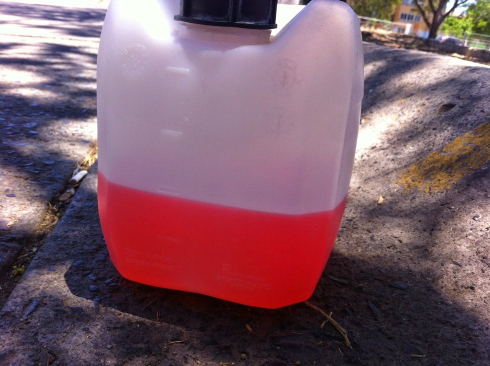 Mexicano crea gasolina con basura, cada litro costaría 4 pesos