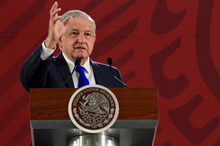 AMLO ve "mano negra" en la UNAM y pide diálogo