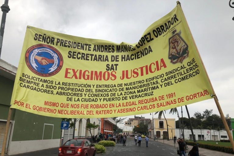 Ex trabajadores bloquean entrada del SAT y avenidas de Veracruz