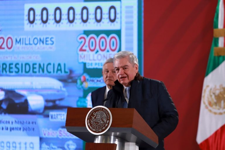 Sí habrá rifa, pero el ganador no tendrá el avión presidencial, sino dinero