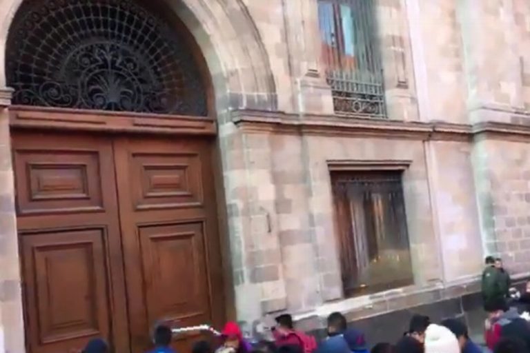 Protestan violentamente normalistas de Ayotzinapa en Palacio Nacional