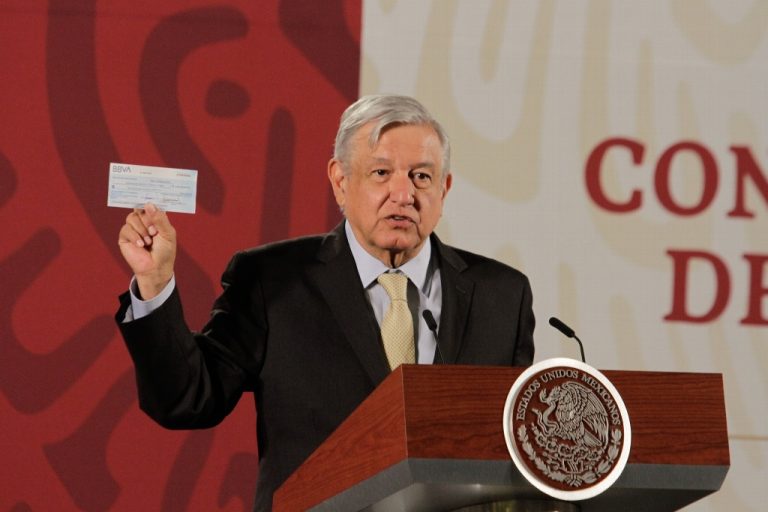 Esto es para que les produzca comezón: AMLO al mostrar cheque