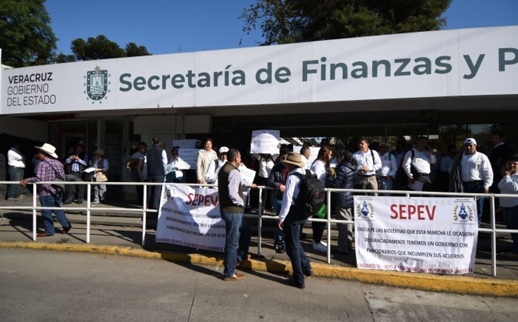 Empleados sindicalizados del Sepev se manifiestan en la Sefiplan