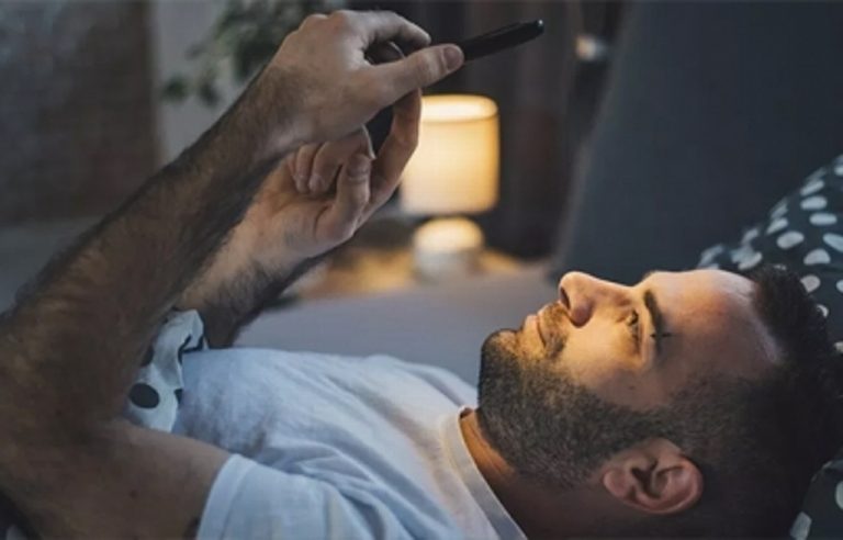 Usar teléfono celular antes de dormir afecta calidad del sueño