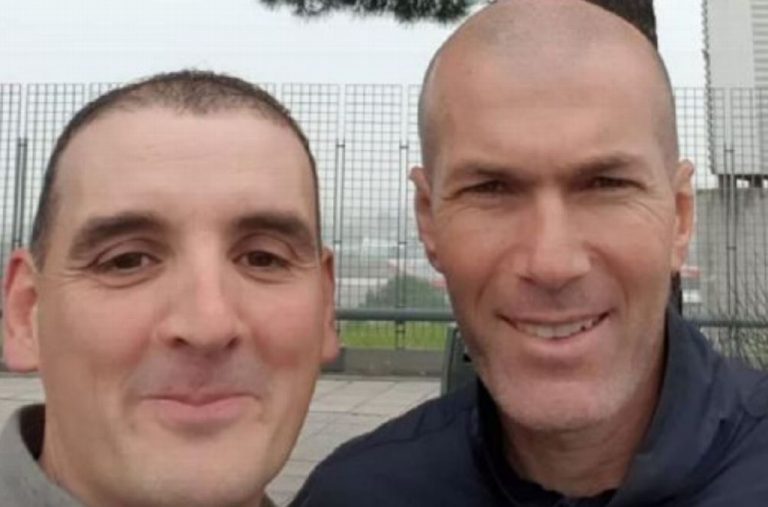 El estratega del Real Madrid choca su carro y se toman selfie con él