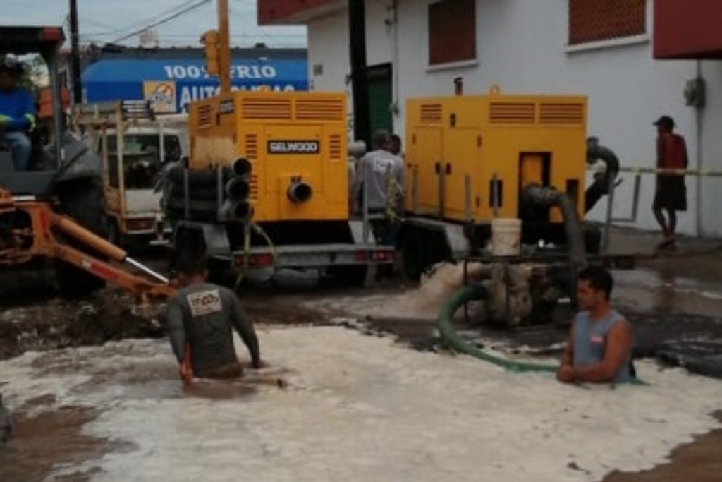 Reparan fuga y socavón donde cayó taxi en Veracruz