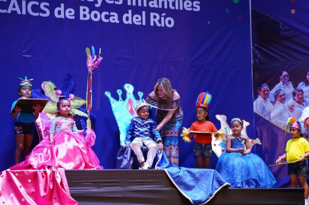 Coronan a los reyes infantiles de los Centros Infantiles de Boca del Río