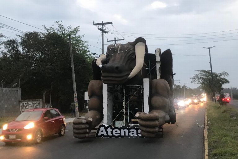 Carro alegórico del “Toro” se atora con cables y causa caos vial