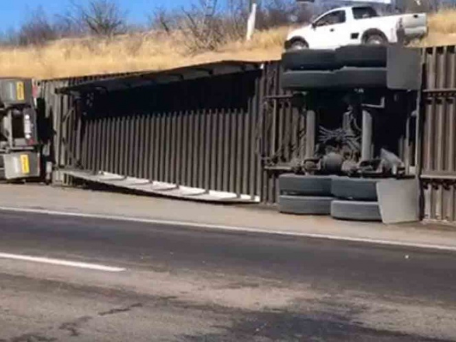 Viento provocan volcadura de remolques en carretera a Juárez