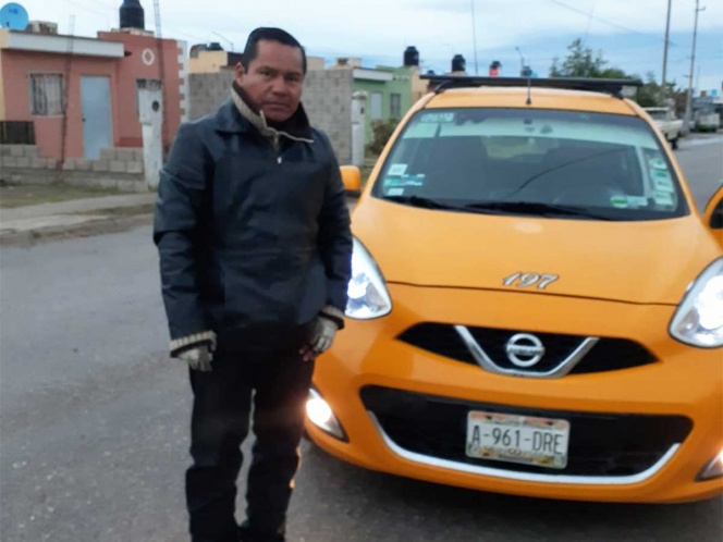 Taxista mexicano regresa a una mujer 12 mil pesos olvidados