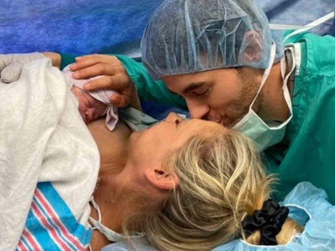 Enrique Iglesias y Anna Kournikova muestran fotos de su tercer hijo