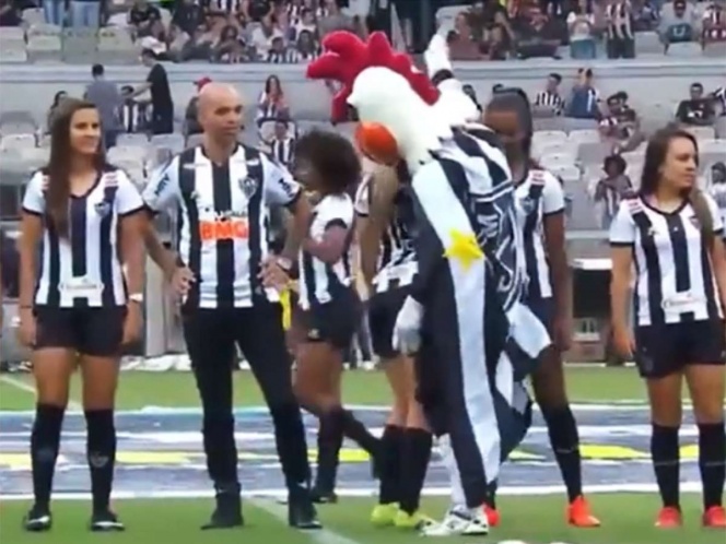 Despiden a la mascota ‘Galo Doido’ por gesto obsceno