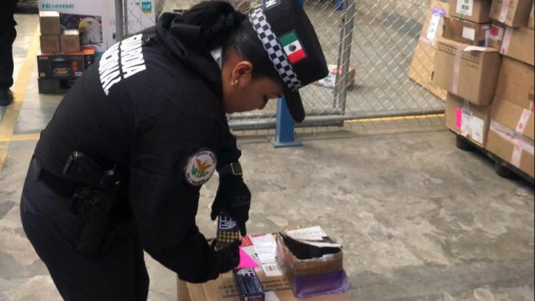 Asegura policía 100 cartuchos en paquetería Fedex