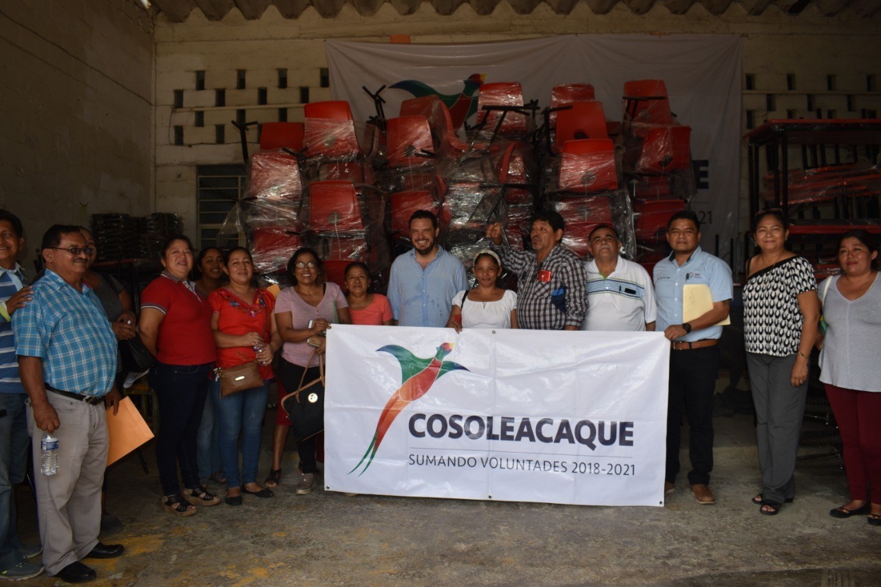 Entrega Cirilo Vázquez mobiliario a diez escuelas del municipio.