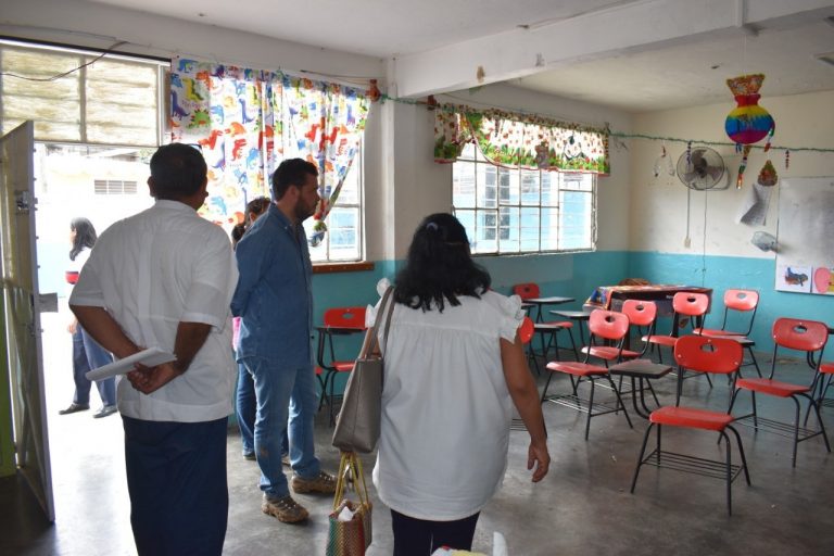 Alcalde Vázquez Parissi recorre diversas escuelas de Cosoleacaque.