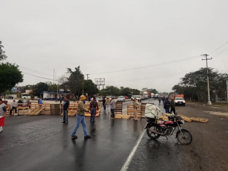 Bloqueda, la carretera Xalapa-Veracruz; protestan por atropellamiento