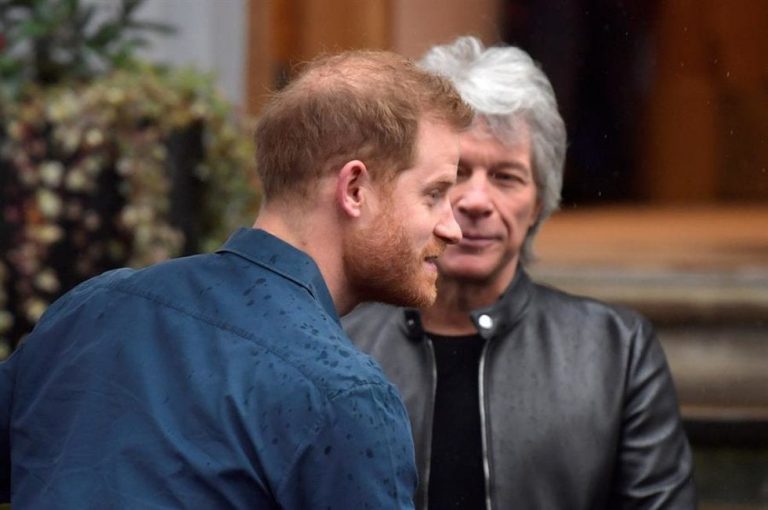 ¡Palomazo! del príncipe Enrique y Jon Bon Jovi en Abbey Road