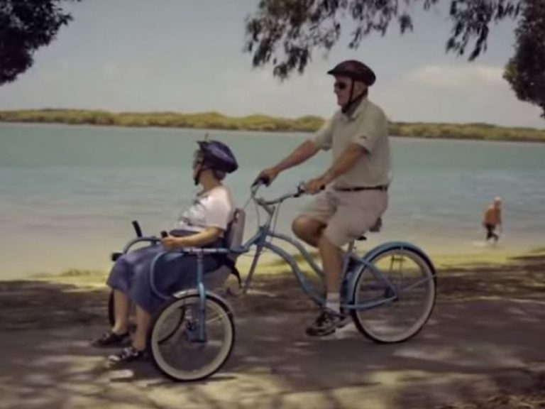 Tiene Alzheimer y su esposo creó una bicicleta para poder pasear juntos