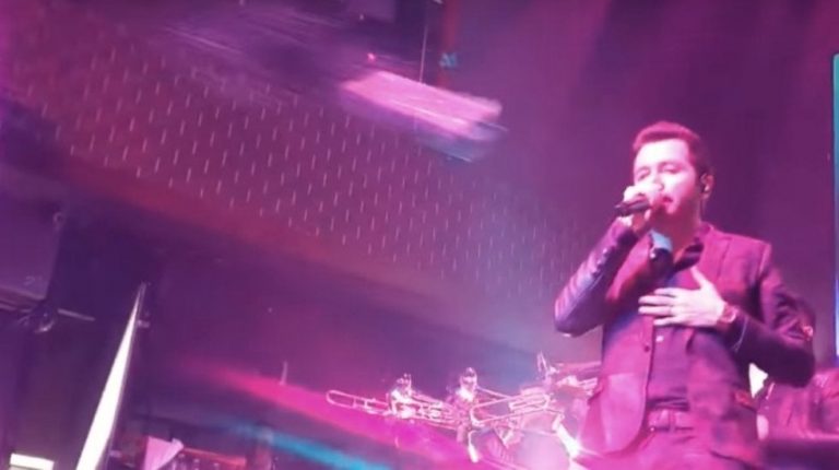 Vocalista de 'La Adictiva' recibe botellazo en pleno concierto