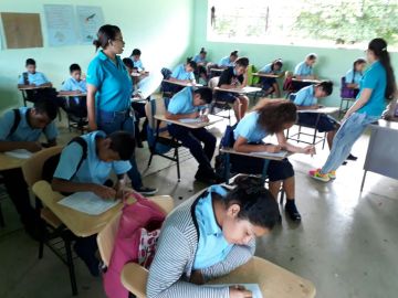 Maestra castiga a niños; los deja afuera del aula en Espinal