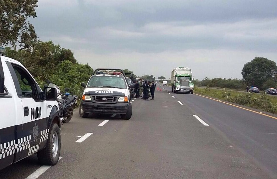 Aseguran a una veitena de migrantes durante operativos en Cosoleacaque