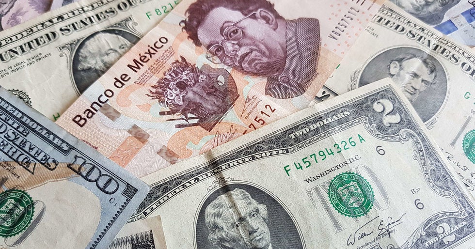 Peso retrocede tras su mejor cierre en 18 meses; dólar, en 18.68 unidades