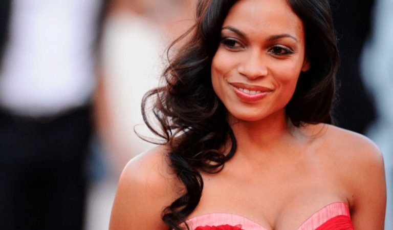 Rosario Dawson confirma bisexualidad relación con Cory Booker.