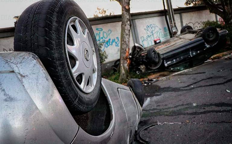 Choque y volcadura de dos autos en la 21 de Marzo, en Xalapa