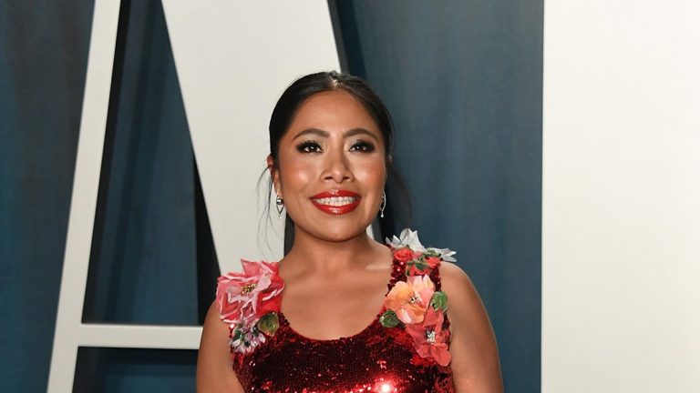 Yalitza Aparicio impacta con vestido rojo en fiesta post Oscar