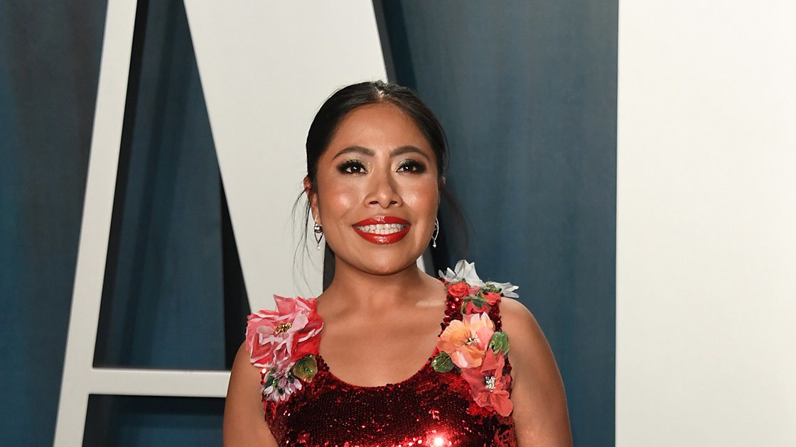 Yalitza Aparicio impacta con vestido rojo en fiesta post Oscar