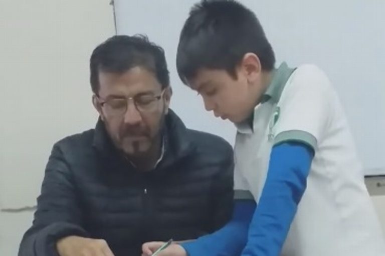 Se viraliza maestro que ayuda con tarea al hijo de alumna