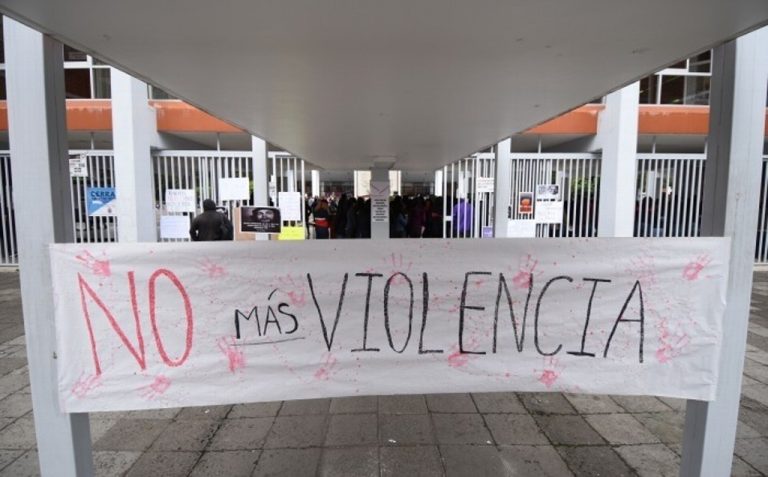 Estudiantes de la Normal Veracruzana hacen paro de brazos caídos