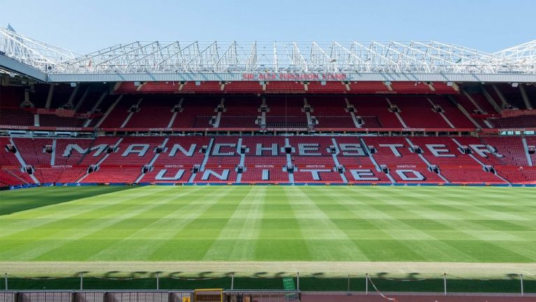 Manchester United pagará sueldos de empleados de su estadio