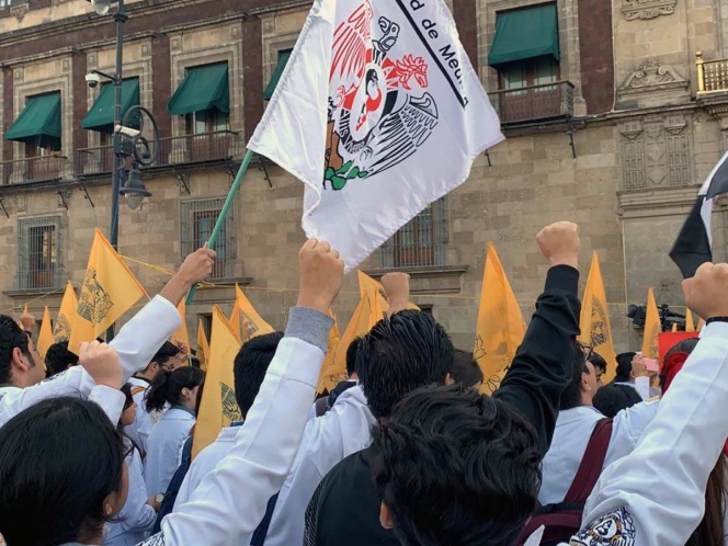 Protestan estudiantes de medicina en Palacio Nacional