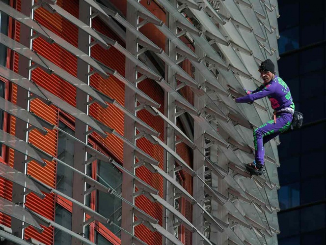 El 'Spiderman Francés' trepó un rascacielos en Barcelona