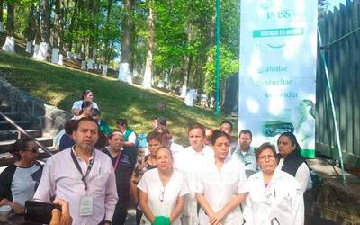 Protestan médicos de la clínica 11 del IMSS en Xalapa