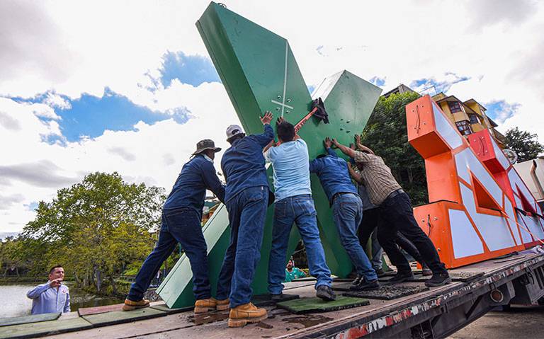 Puestos ambulantes de Los Lagos opacan letras turísticas de Xalapa