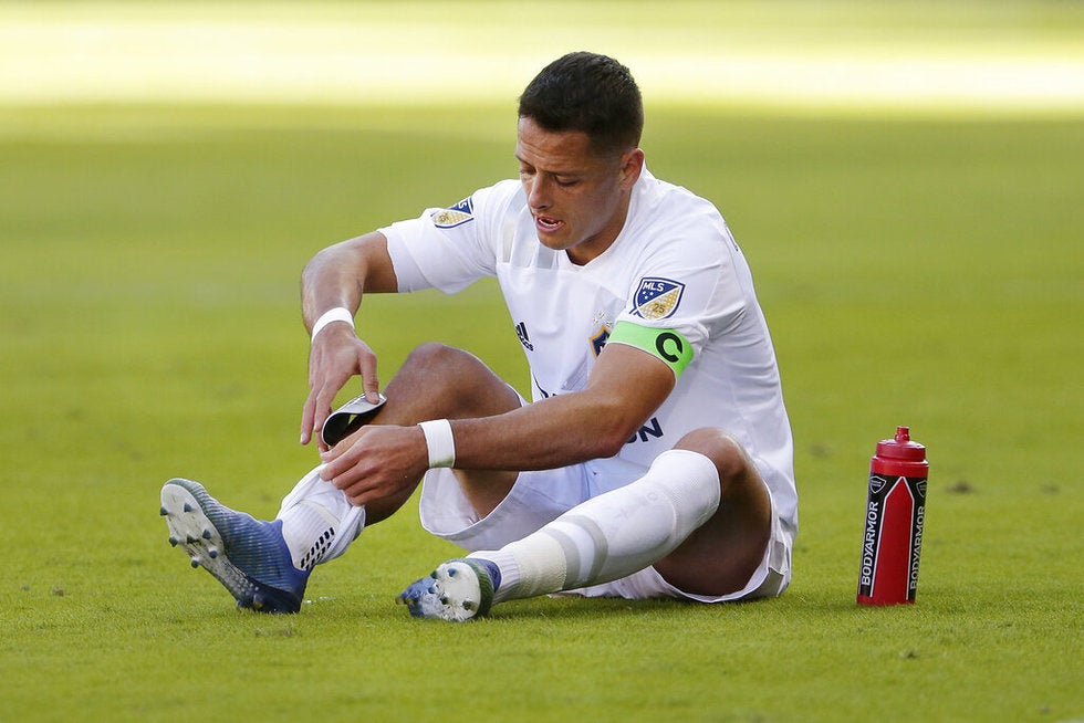 'Chicharito' está hartando a la afición por hacer más shows que goles