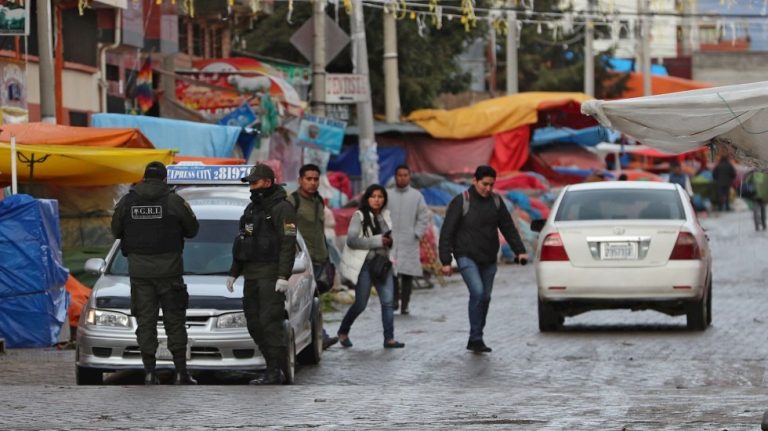 Regresan de Bolivia siete mexicanos varados por COVID-19