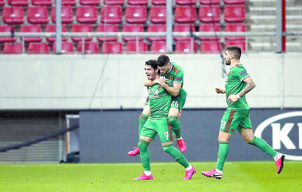 El equipo del artillero Raúl Jiménez toma ventaja ante Olympiacos