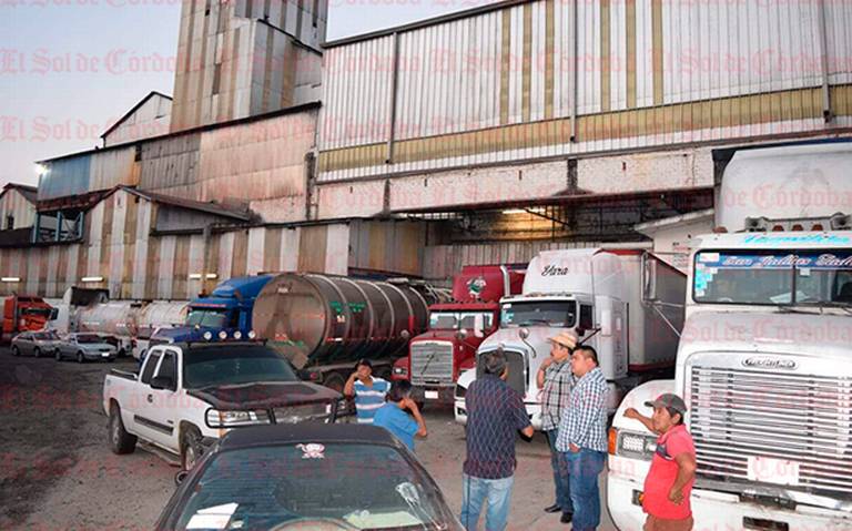 Córdoba, Ver.-Por instrucciones del líder nacional, Daniel Pérez Valdez, está mañana fueron tomadas las 4 bodegas azucareras del Grupo Beta, piden líderes locales les sean entregadas las facturas de venta del producto. El presidente de la Unión Local de Productores de Caña de azúcar del ingenio La Constancia, José Lozano Herrera, declaró que existe descontento del grupo cañero, ya que estos deben entregar facturas de venta del azúcar a los líderes locales, pero esta medida no se ha realizado.