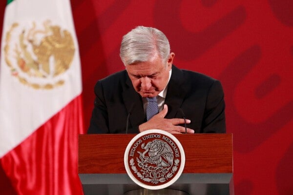 AMLO hará propuesta para saludar con la mano en el corazón